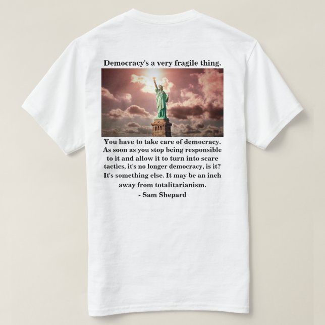 T-shirt La démocratie est une chose très fragile. (Design dos)