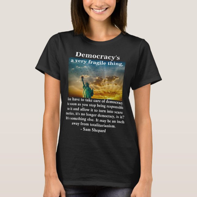 T-shirt La démocratie est une chose très fragile. (Devant)