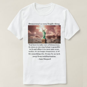 T-shirt La démocratie est une chose très fragile.