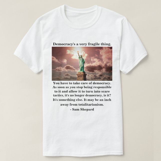 T-shirt La démocratie est une chose très fragile. (Design devant)