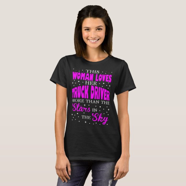 T-shirt La femme aime son cadeau de Valentine de chauffeur (Devant entier)