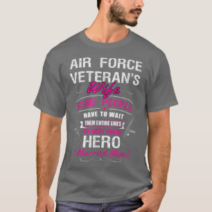T-shirt La femme d'un vétéran de la Force aérienne 