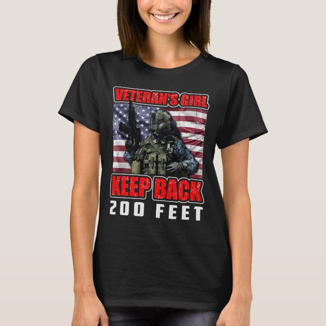 T-shirt La fille d'un vétéran de rester 200 pieds (Devant)