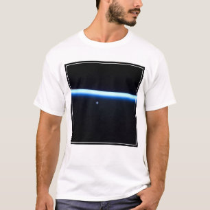 T-shirt La fine ligne de l'atmosphère terrestre et une lun