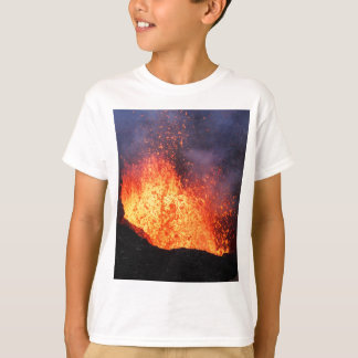 T-shirt La fontaine de la lave chaude éclate du volcan de