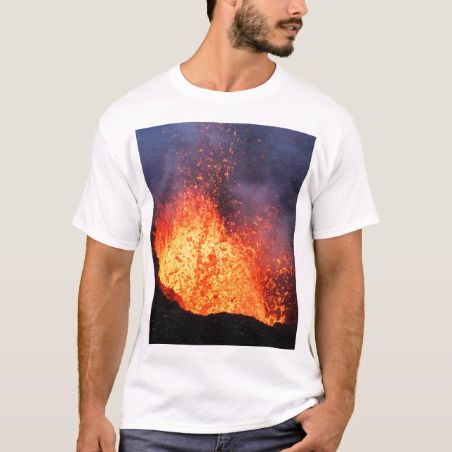 T-shirt La fontaine de la lave chaude éclate du volcan de (Devant)
