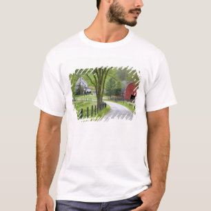 T-shirt La grange et la ferme rouges logent près de