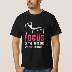 T-shirt La Gymnastique Se Focalise Sur Les Bars À Résultat
