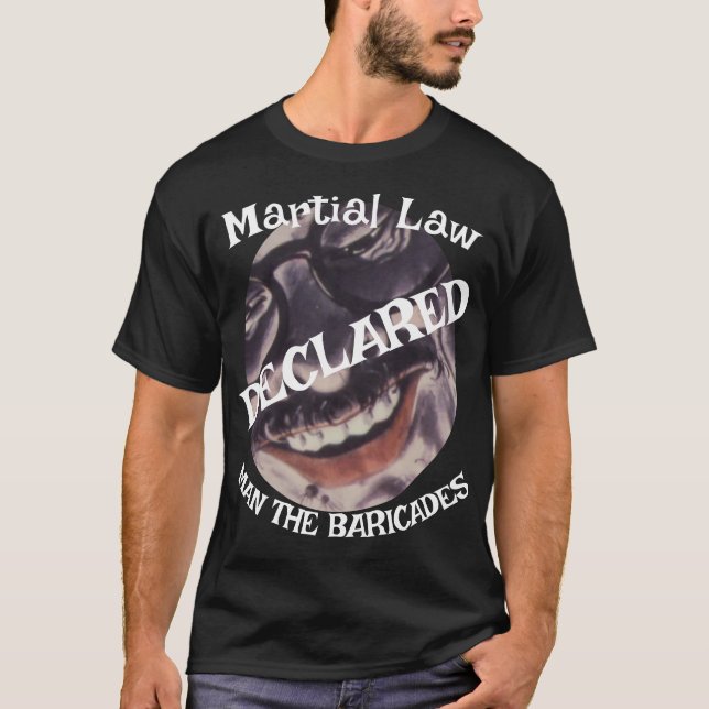 T-shirt La loi martiale Trump suspend les élections de mi- (Devant)