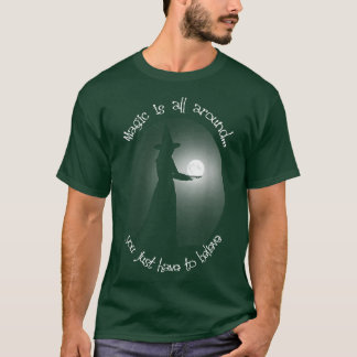 T-shirt La magie de la sorcière Holding Moon est tout auto
