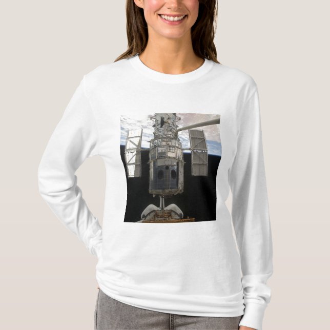 T-shirt La navette spatiale du télescope spatial Hubble At (Devant)