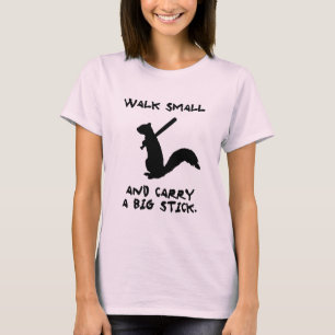 T-shirt La promenade petite et portent un grand bâton