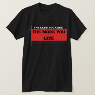 T-shirt La rue du 'Moins tu t'en soucies, plus tu vis' dan