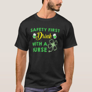 T-shirt La sécurité d'abord boire avec une infirmière St P