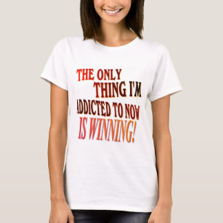 T-shirt La seule chose que je suis dépendant à GAGNE !