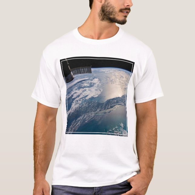 T-shirt La Station Spce Internationale Au-Dessus De L'Atla (Devant)