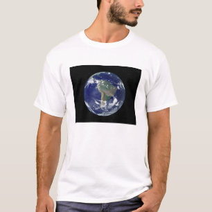 T-shirt La terre entièrement allumée portée sur l'Amér