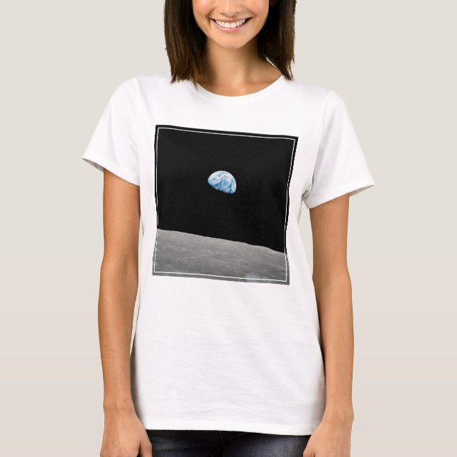 T-shirt La Terre S'Élève Au-Dessus De L'Horizon Lunaire. (Devant)