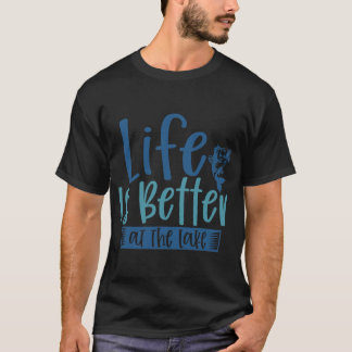 T-shirt La vie est meilleure au lac pour les pêcheurs ambi