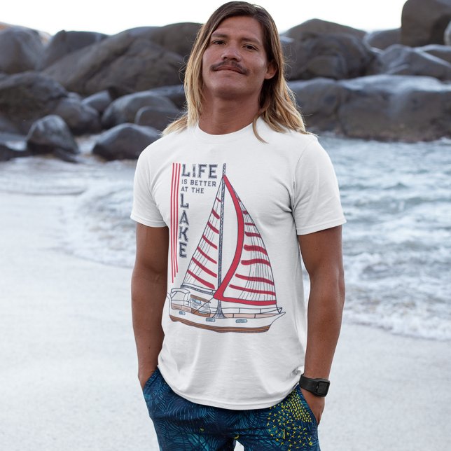 T-shirt La vie est meilleure au Lake Red Sails Sailboat (Créateur téléchargé)