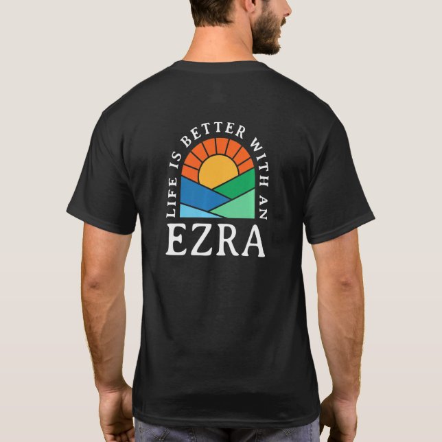 T-shirt La Vie Est Meilleure Avec Un Nom Ezra Personnalisé (Dos)
