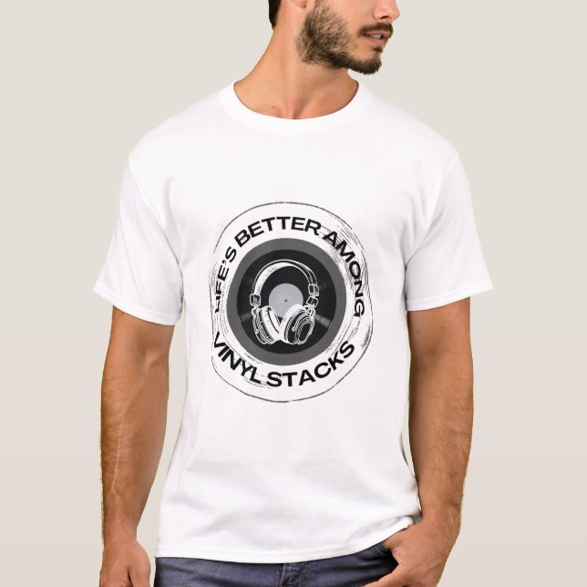T-shirt La vie est meilleure parmi les piles de vinyle - M (Devant)