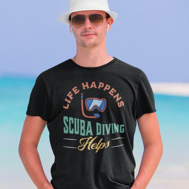 T-shirt La Vie Se Déroule Plongée (Life Happens Scuba Diving Helps T Shirt)