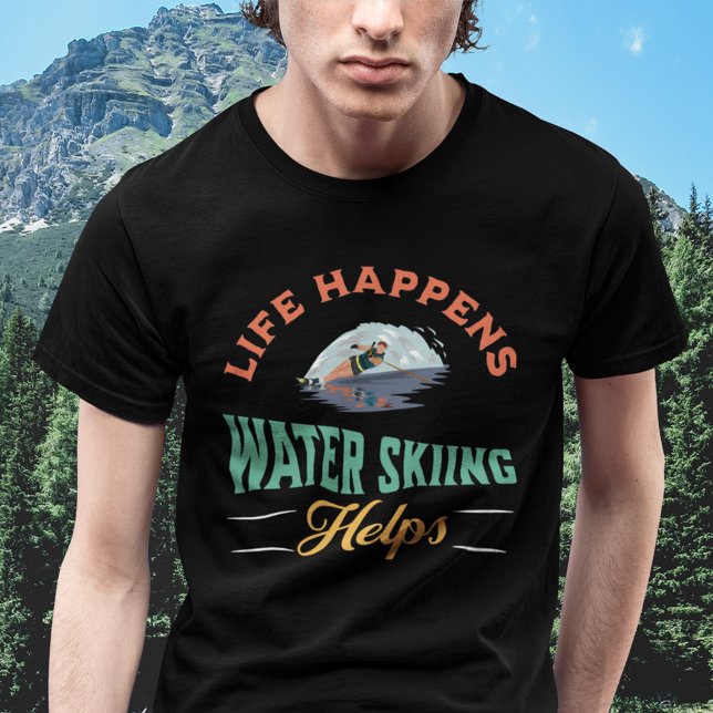 T-shirt La vie se passe Le ski nautique aide (Life Happens Water Skiing Helps T Shirt)
