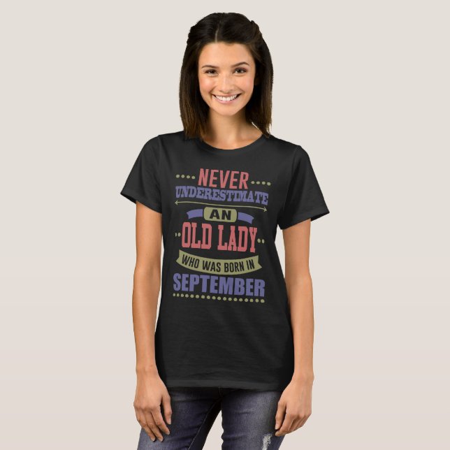 T-SHIRT LA VIEILLE DAME N'A JAMAIS ÉTÉ NÉE EN SEPTEMBRE. (Devant entier)