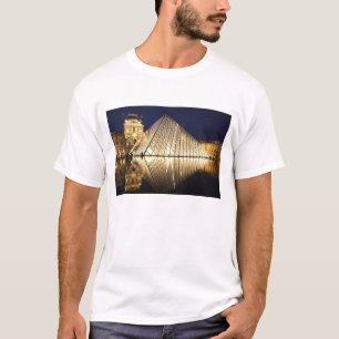 T-shirt La vue nocturne de la Pyramide de verre du Musée d