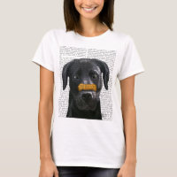 Labrador noir avec os sur le nez