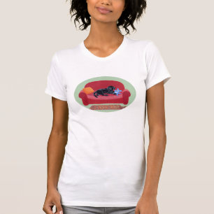 T-shirt Labrador noir sur le divan rose