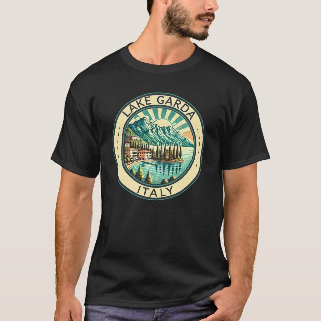 T-shirt Lac de Garde Italie Illustration Badge d'Art Voyag (Devant)