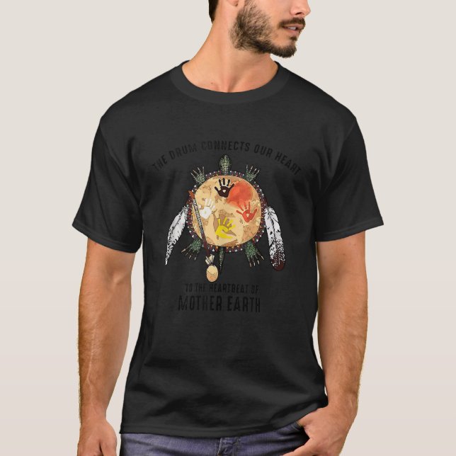 T-shirt L'Amérindien Le Tambour Connecte Notre Coeur Au (Devant)