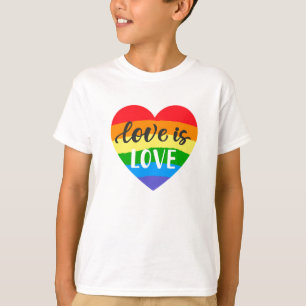 T-shirt L'amour est l'amour le coeur arc-en-ciel