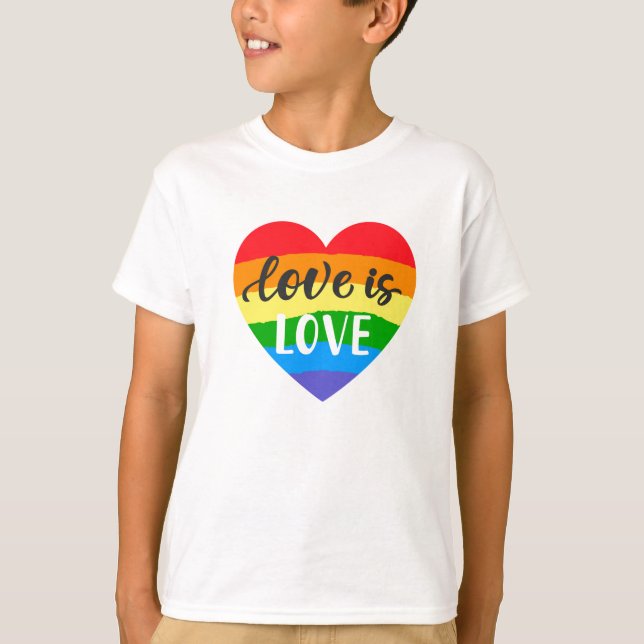 T-shirt L'amour est l'amour le coeur arc-en-ciel (Devant)