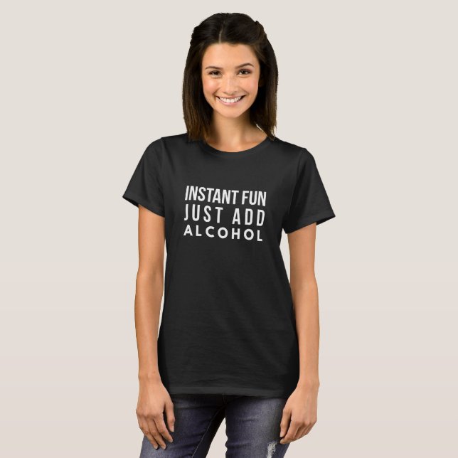 T-shirt L'amusement instantané ajoutent juste l'alcool (Devant entier)
