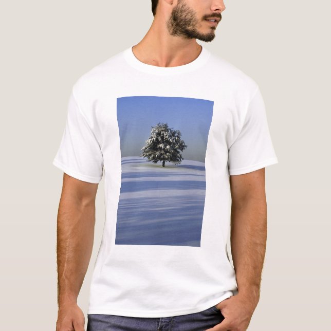 T-shirt L'arbre dans la neige a couvert le paysage (Devant)