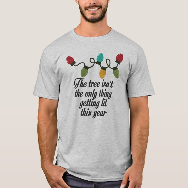 T-SHIRT L'ARBRE EST LA SEULE CHOSE QUI S'ÉCLAIRE CETTE ANN (Devant)
