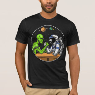 T-shirt L'astronaute spatiale Alien lutte contre le bras d