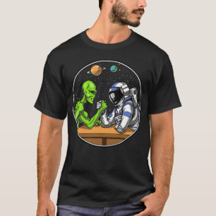 T-shirt L'astronaute spatiale Alien lutte contre le bras d