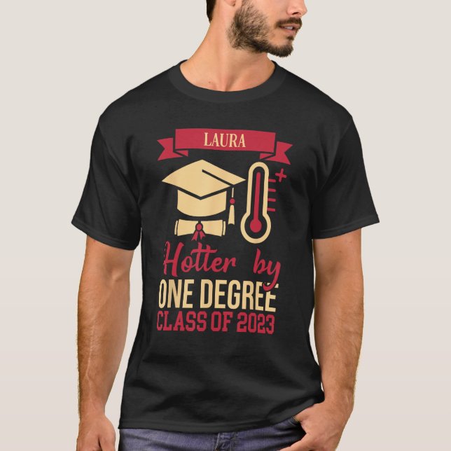 T-shirt Laura Hotter Par Un Degré Classe De 2023 Accomplis (Devant)