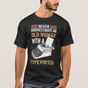 T-shirt L'Auteur Ne Sous-Estime Jamais Une Vieille Femme A
