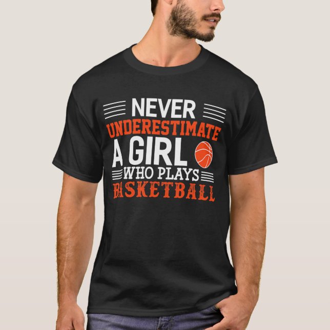 T-shirt Le Basket-Ball Ne Sous-Estime Jamais Une Fille Qui (Devant)