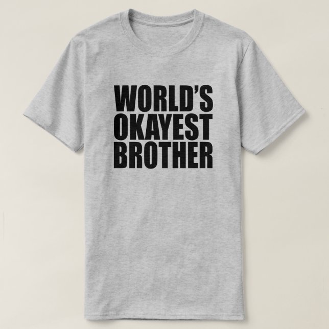 T-SHIRT LE CADEAU DE FRÈRE LE PLUS OKAYEST DU MONDE (Design devant)