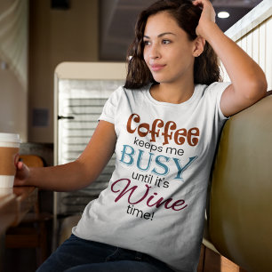 T-shirt Le café me garde occupé jusqu'à ce qu'il soit l'he