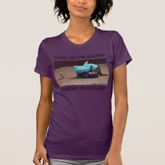 T-SHIRT LE CAT DE REQUIN SUR ROOMBA CHASSE LE CANETON