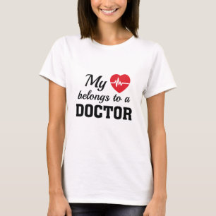 T-shirt Le coeur appartient au docteur