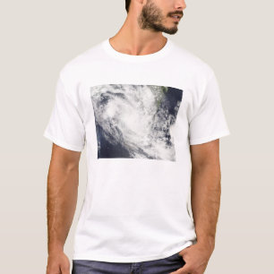 T-shirt Le cyclone tropical Fami plane au-dessus du
