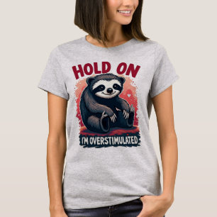 T-shirt Le "Hold On, I'm Overstiated" Sloth